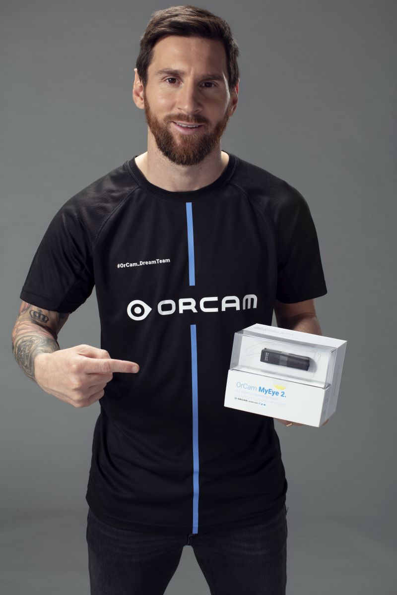 Lionel Messi zeigt die OrCam in der Verpackung