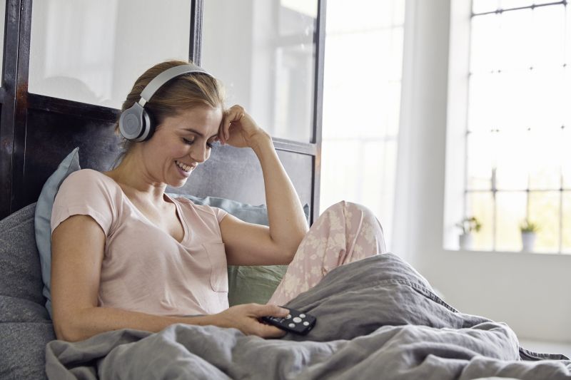 Dame hört per Bluetooth Kopfhörer ein Buch mit dem Milestone 312 ACE Wi-Fi