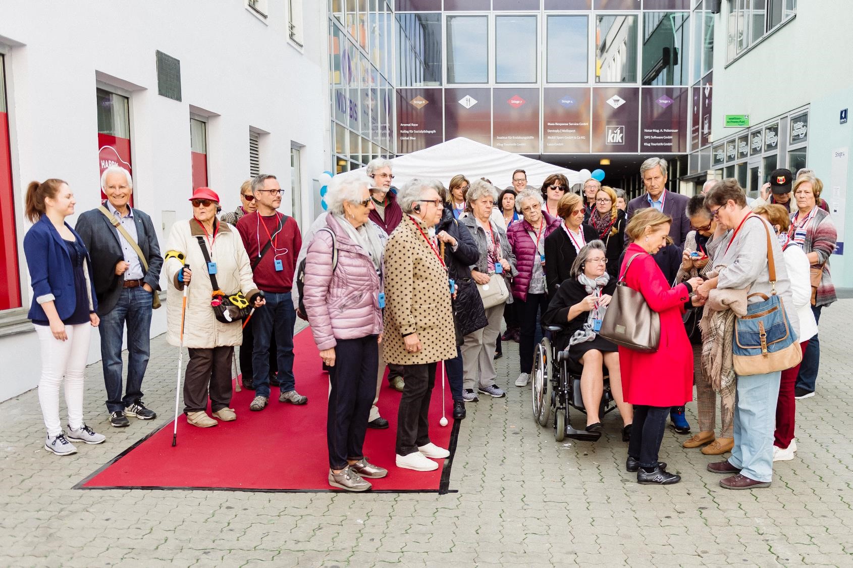 Viele Personen vor dem Kompetenzzentrum