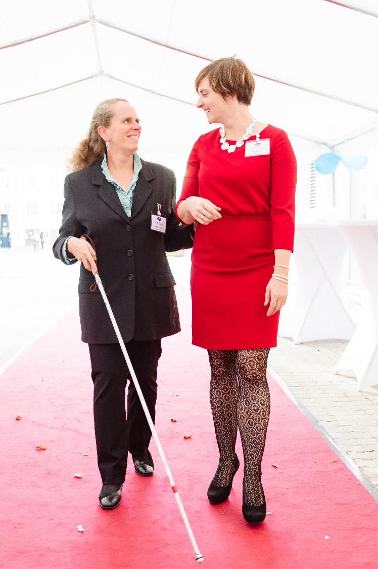 Evita Behr und Angela Engel am roten Teppich