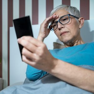 Dame blickt auf ihr Smartphone