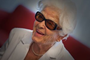 Dame mit Kantenfilterbrille