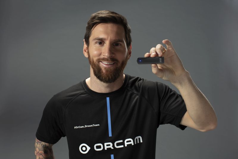 Fußballlegende Lionel Messi mit einer OrCam