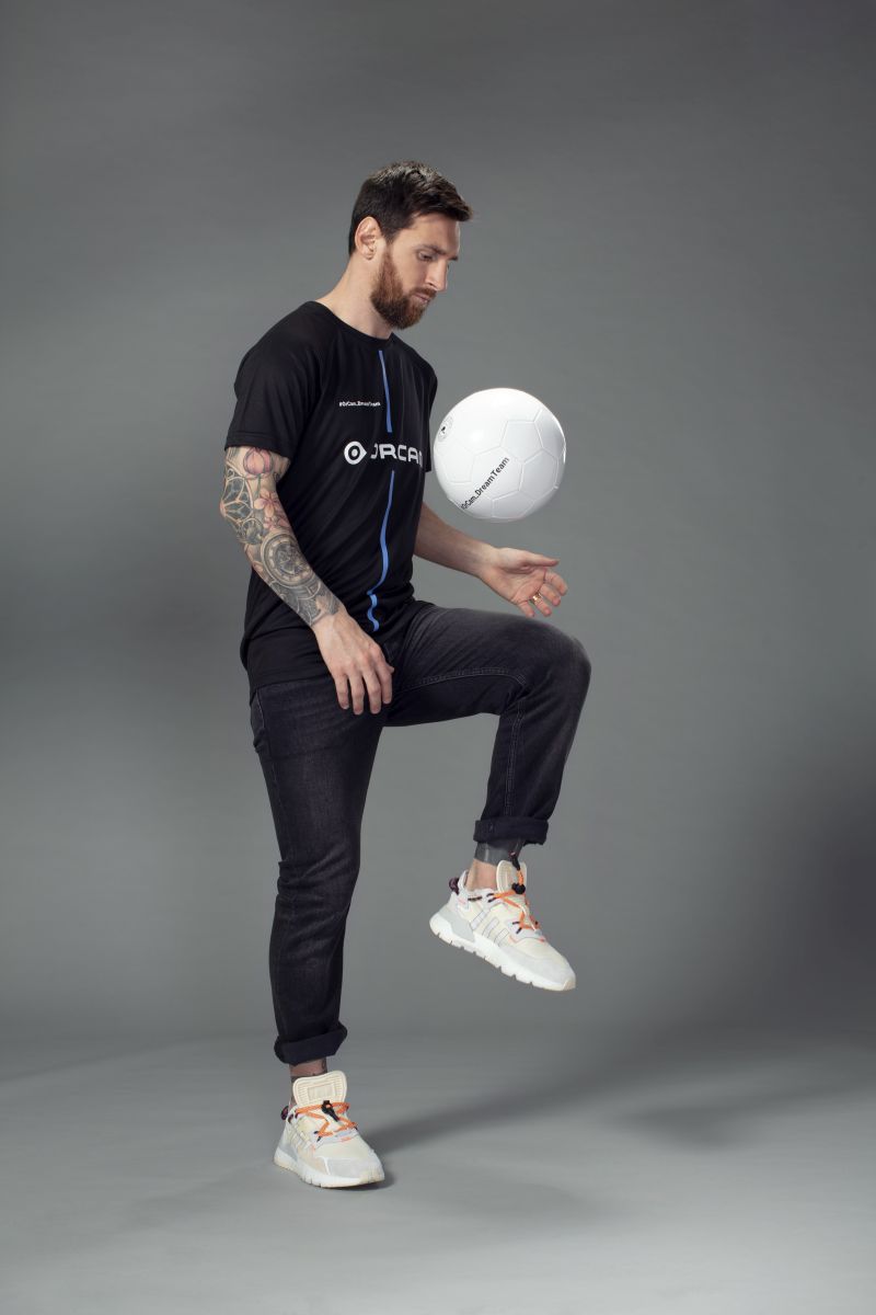 Lionel Messi mit einem Fußball beim spielen