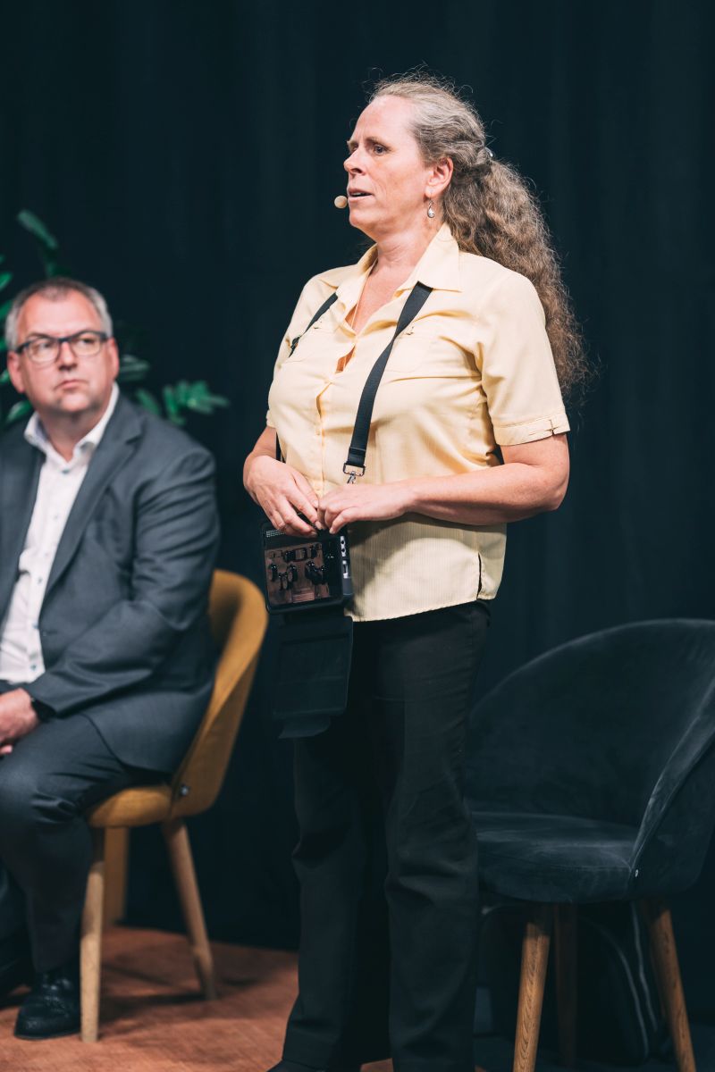 Angela Engel bei der Moderation mit ihrem Braillenotetaker