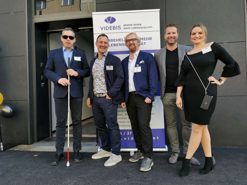 Das VIDEBIS Team vor dem Standort in Linz (Christian Zehetgruber, Christian Behr, Nico Horn, Georg Thaler und Vanessa Zeliska)