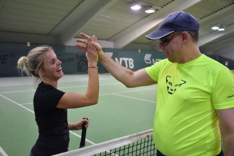 Christian und Romana beim Tennisspiel