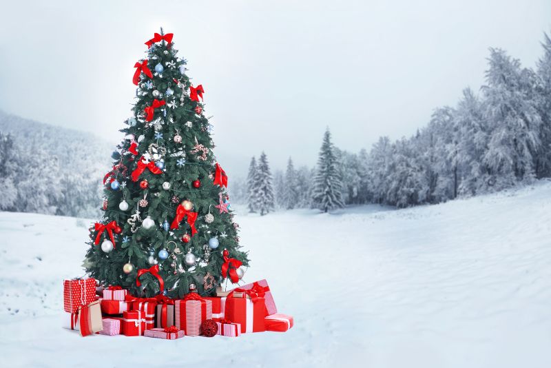 Weihnachtsbaum mit Geschenken in einer Schneelandschaft