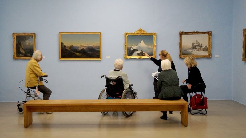 Herrschaften vor Bildern im Museum moderner Kunst Kärnten