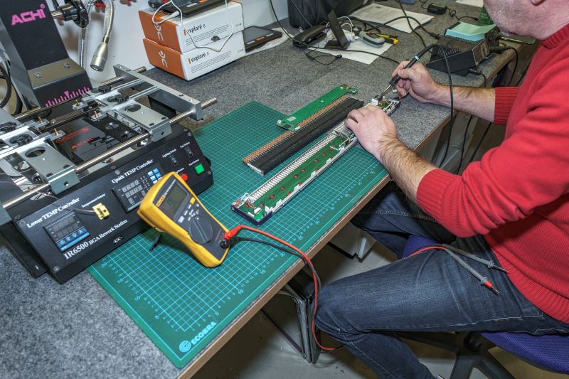 Der VIDEBIS Techniker bei der Reparatur einer Braillezeile