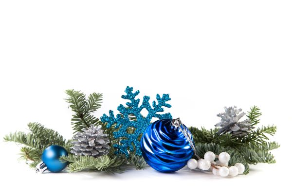 Tannenzweige mit blauer Weihnachtsdekoration