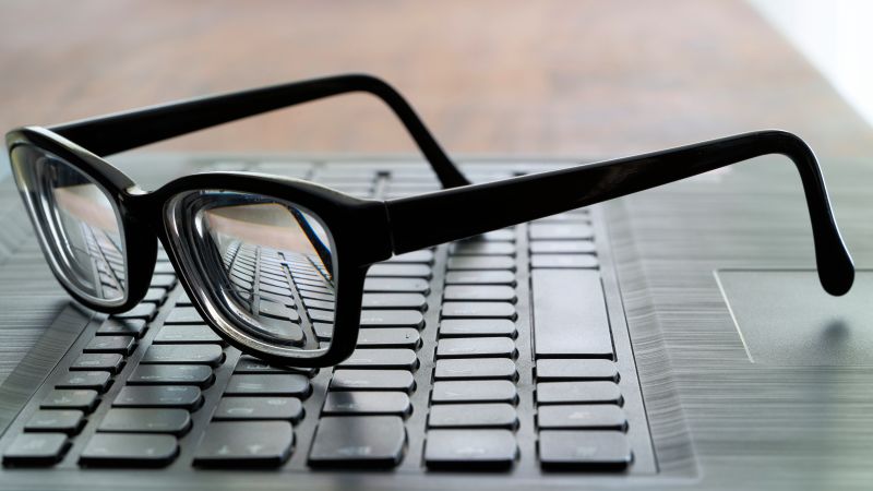 Eine Brille liegt auf einer Notebook-Tastatur