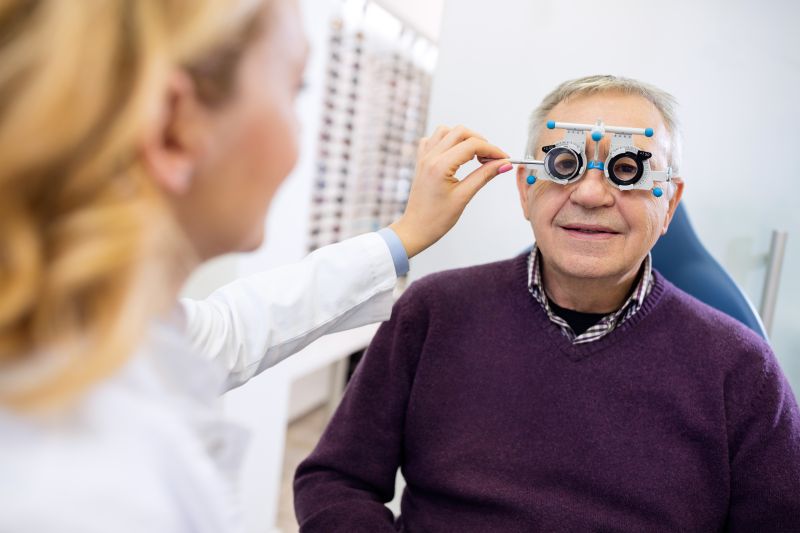 Ein Herr bei einer Low Vision Abklärung