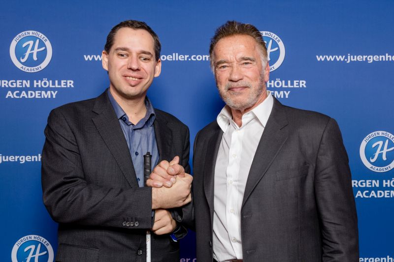 Christian Zehetgruber und Arnold Schwarzenegger geben sich einen Handschlag