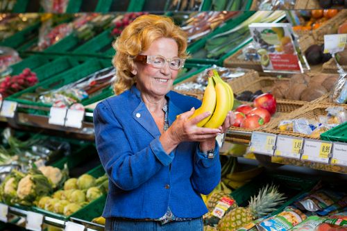 Dame liest Ananas-Beizettel mit Ihrer Leddles Lupenbrille im Supermarkt