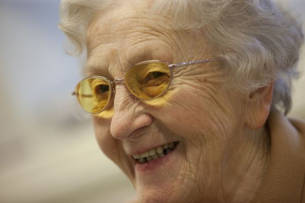 Produktfoto Ältere Dame mit einer E-Scoop Brille
