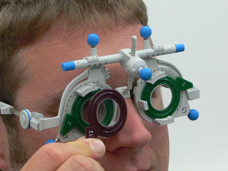 Ein Mann während einer Augenglasbestimmung