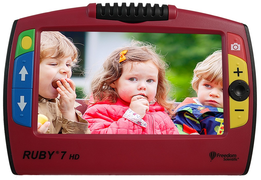Ruby 7 vergrößert ein Foto mit drei Kindern