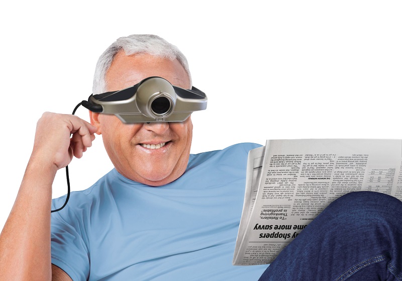 Produktfoto Ein Mann liest mit der Jordy eine Zeitung