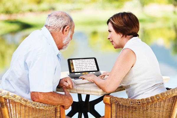 Mann und Frau lesen mit dem Explore 8