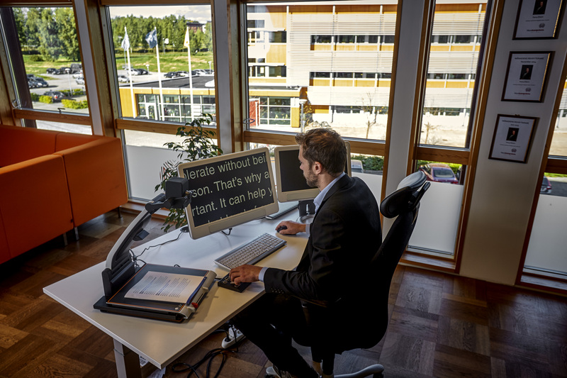 Mann verwendet den MagniLink Pro im Büro