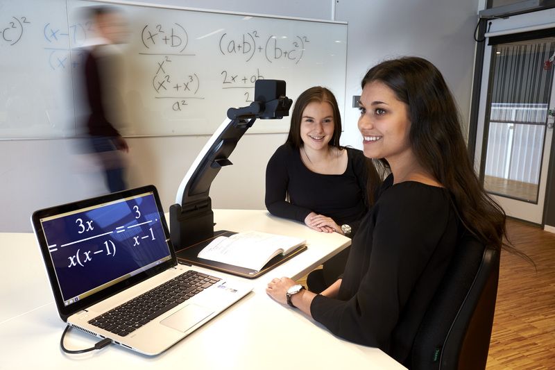 Produktfoto Schüerin nutzt den MagniLink Pro