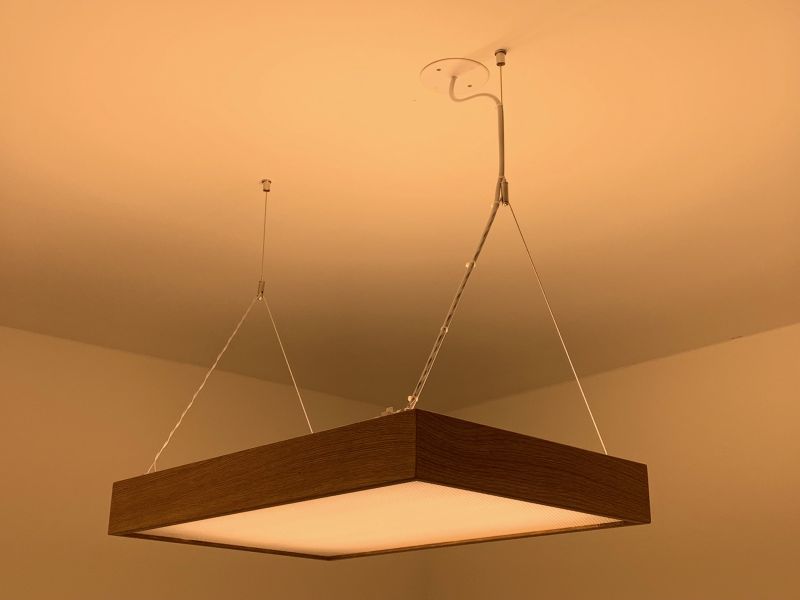 Kompakt Pendelleuchte mit Holz eingeschalten seitlich von unten neu für DB