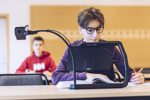 Produktfoto Junger Mann mit dem MagniLink TAB in der Schule