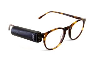 Braune Brille mit Orcam MyEye 2.0