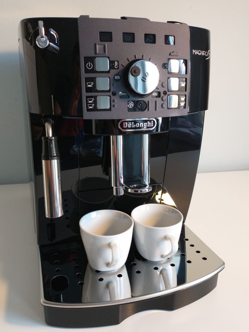 Barrierefreier Kaffeeautomat DeLonghi ECAM Magnifica S