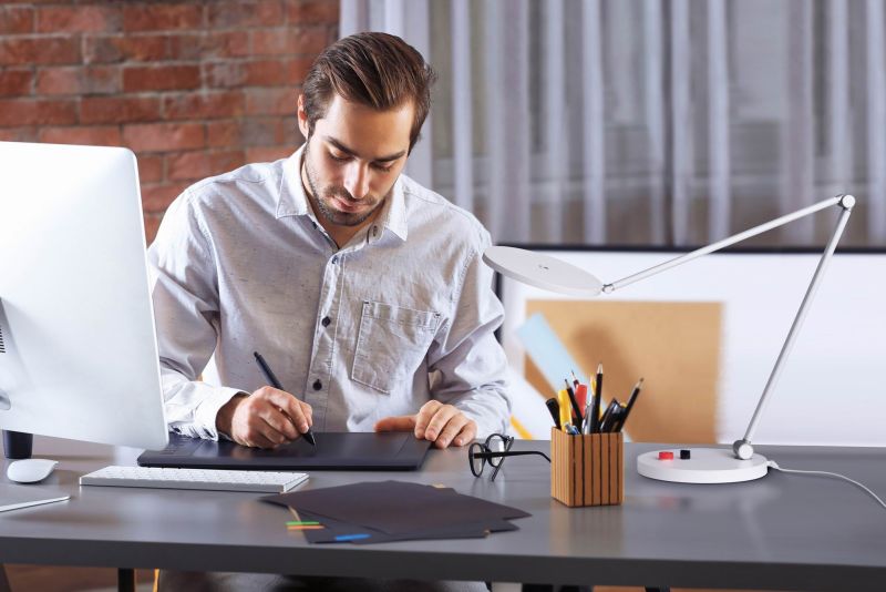 Arbeitsplatzleuchte im Büro am Tisch eines Herren_web