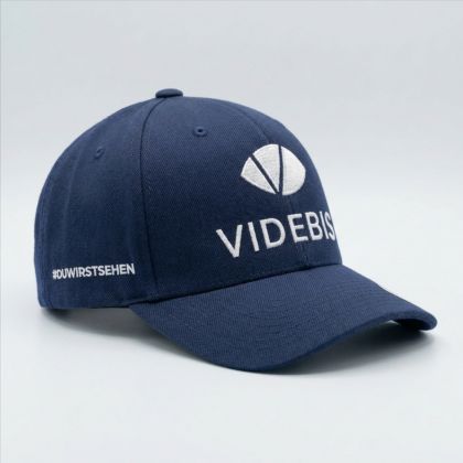 Produktfoto eine blaue Schirmkappe mit weißem VIDEBIS Logo