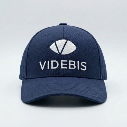 eine blaue Schirmkappe mit weißem VIDEBIS Logo