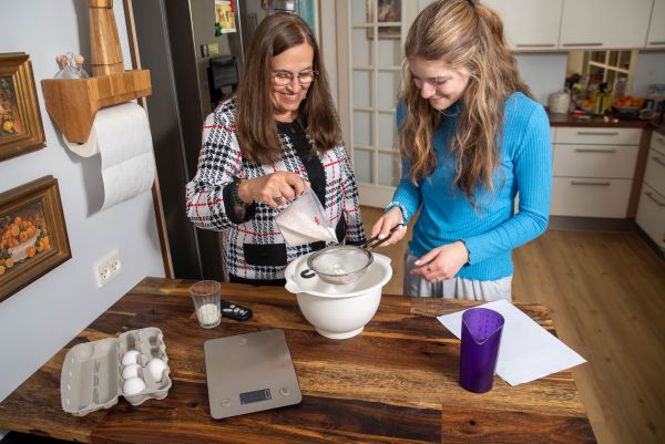 Ikonn-Küchenwaage mit 2 Frauen, die backen