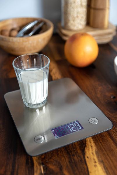 Ikonn-Küchenwaage mit einem Glas voll Milch