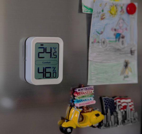 Ikonn-Indoorthermometer auf Kühlschrank magentisch angebracht