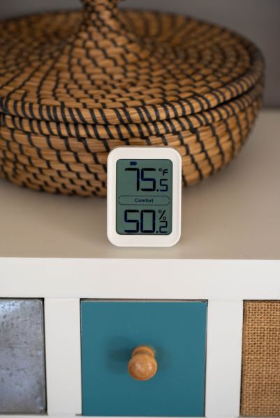 Ikonn-Indoorthermometer auf Komode