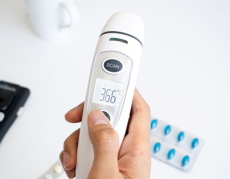 Ikonn-Fieberthermometer in einer Hand