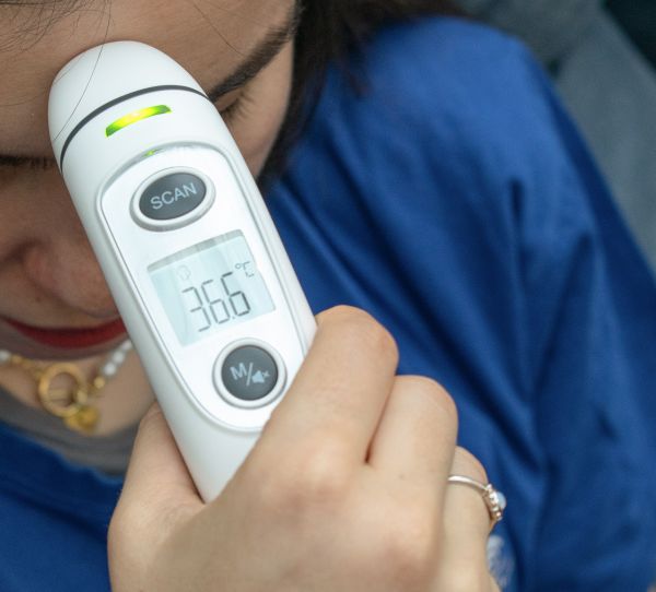 Ikonn-Fieberthermometer in Verwendung