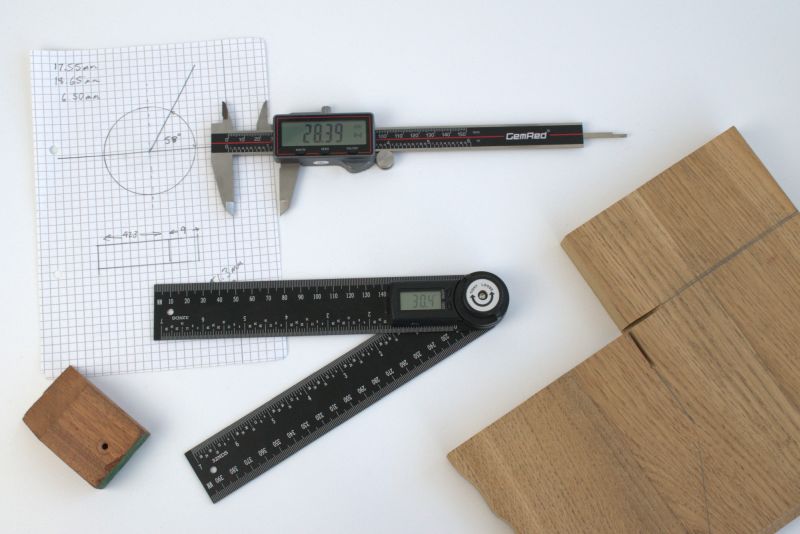 Produktfoto Ikonn-Winkelmesser frontal neben Holzbrettern