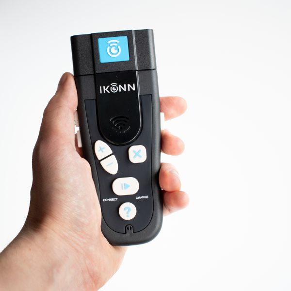 Ikonn-Farbmesser in einer Hand