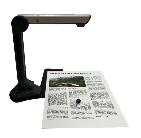 Die  Easy Reader KI Kamera scannt ein A4 Blatt Papier
