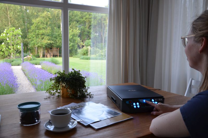 Eine Frau verwendet den Easy Reader KI für Ihre Zeitung zu Hause