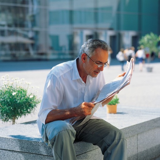 Produktfoto Ein Mann liest eine Zeitung