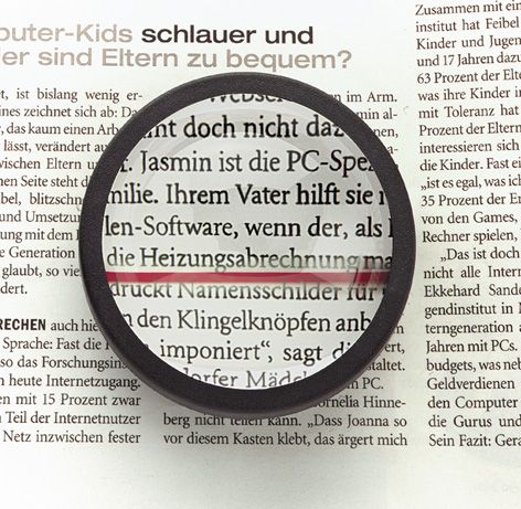 Produktfoto Hellfeldlupe mit Hilfslinie vergröert einen Zeitungstext