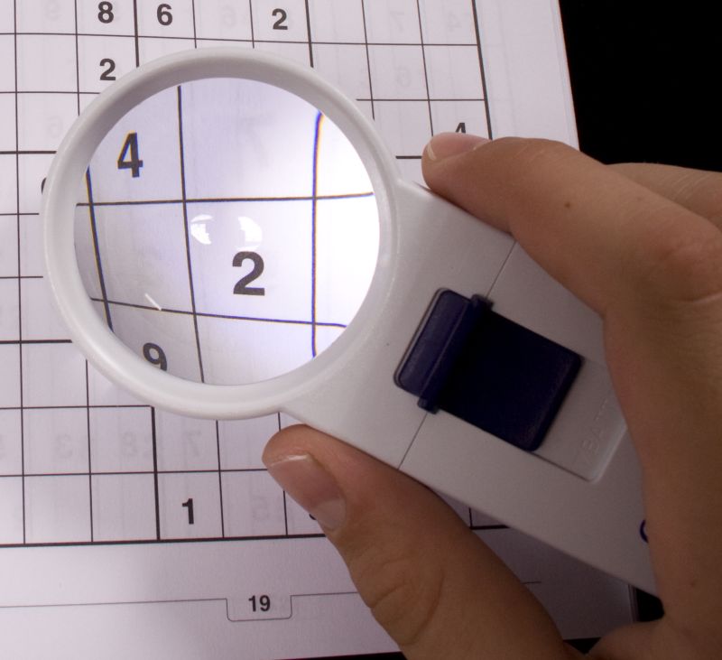 Produktfoto Handlupe vergrößert ein Sudoku